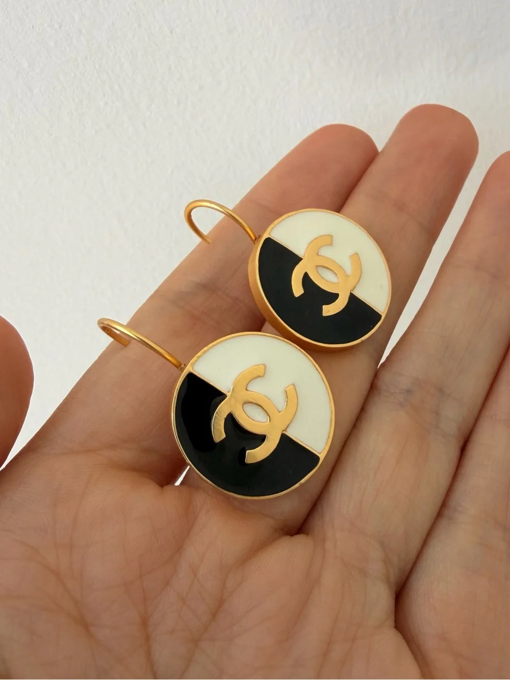 🖤🤍CHANEL Black and White Enamel CC Drop Earrings - Gold-Tone✨